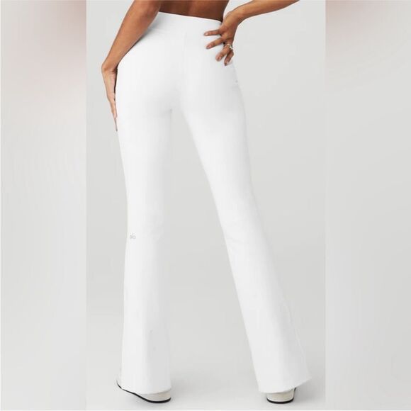 Alo Yoga Airbrush High-Waist Flutter Leggings in White - Picture 5 of 8